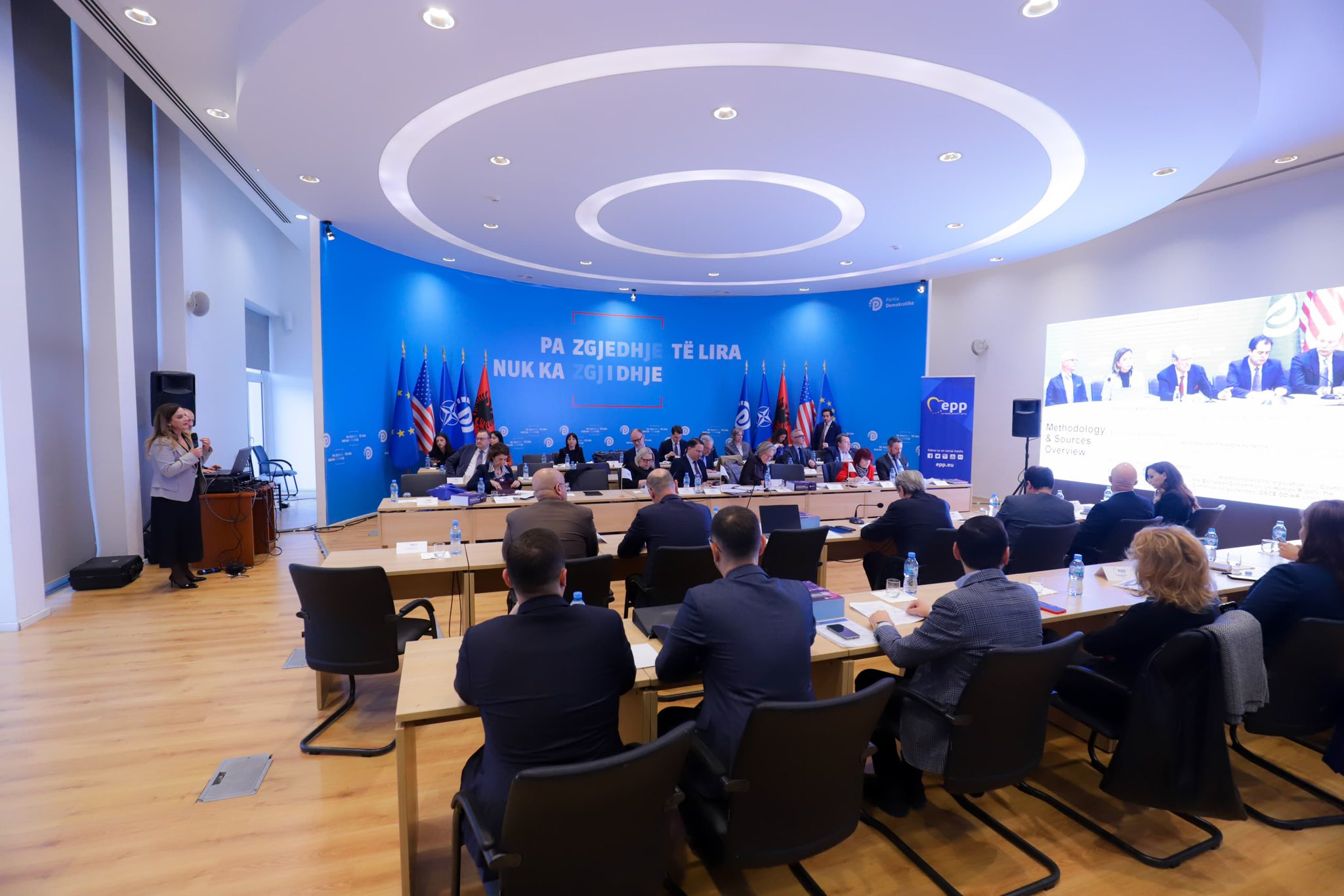 Lideri demokrat  Berisha  priti përfaqësues nga 28 parti simotra të Partive Popullore Europiane