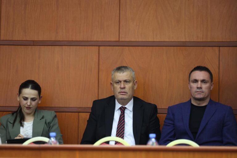 Prefekti i Tiranës, Shkëlqim Hajdari ndjek nga afër punimet e Këshillit Bashkiak: Transparencë dhe bashkëpunim
