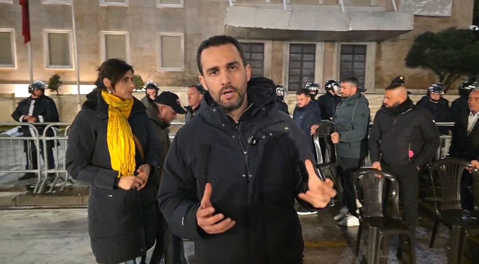 Lapaj rikthehet te Kryeministria pas molotovëve  zhgënjehet nga protestuesit e PD