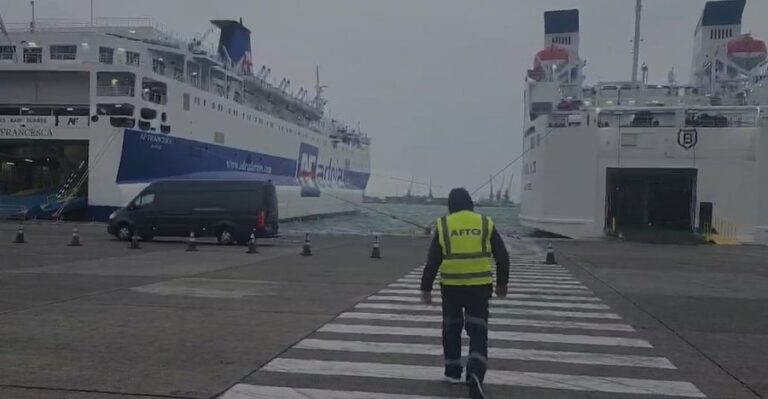 Moti i keq, shtyhen lundrimet në Durrës