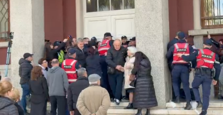 Protestën në Durrës e shuan policia, përplasje me banorët në dyert e Këshillit Bashkiak
