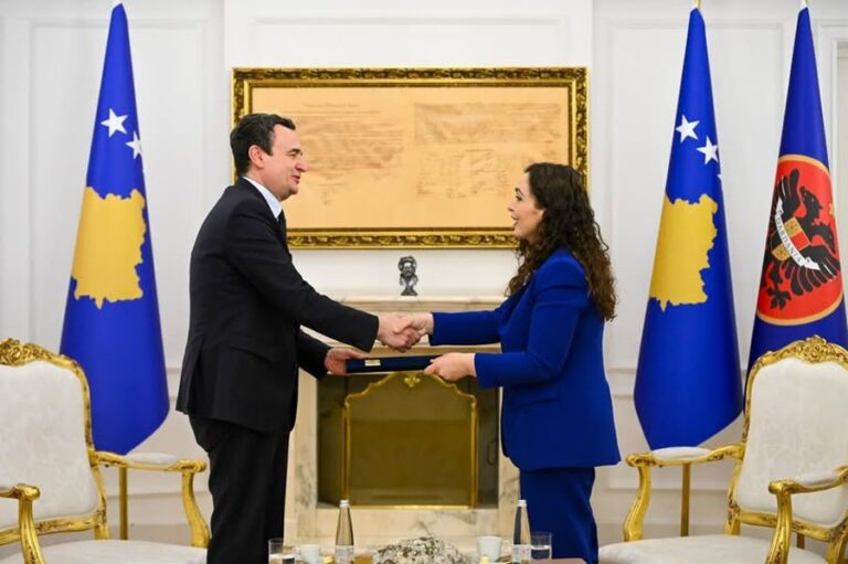Presidentja Osmani i jep Kurtit mandatin për formimin e qeverisë së re, ja mesazhi i saj