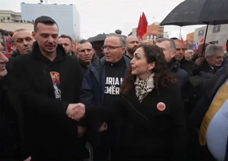 Presidentja Osmani i bashkohet manifestimit në mbështetje të ish-krerëve të UÇK-së
