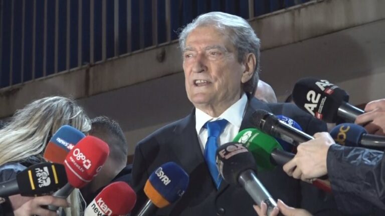 ”Besimtarët myslimanë të dënojnë këtë akt”, Berisha: Hodhën gaz lotsjellës në kate të ndryshme të xhamisë, i vraftë Zoti!