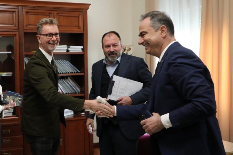 “Territorialja”, ambasadori i BE pas takimit me Maznikun e Boçin: Reformë gjithëpërfshirëse dhe konsensus i gjerë