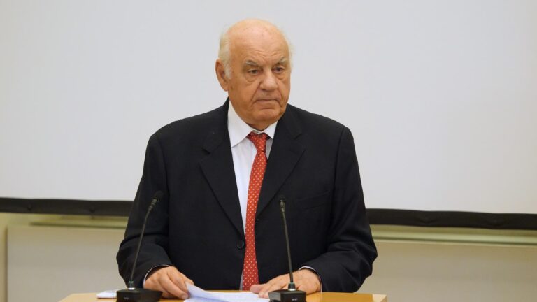 Ish-presidenti Moisiu në spital, mjekët ndërhyjnë me një pajisje për të ndihmuar zemrën