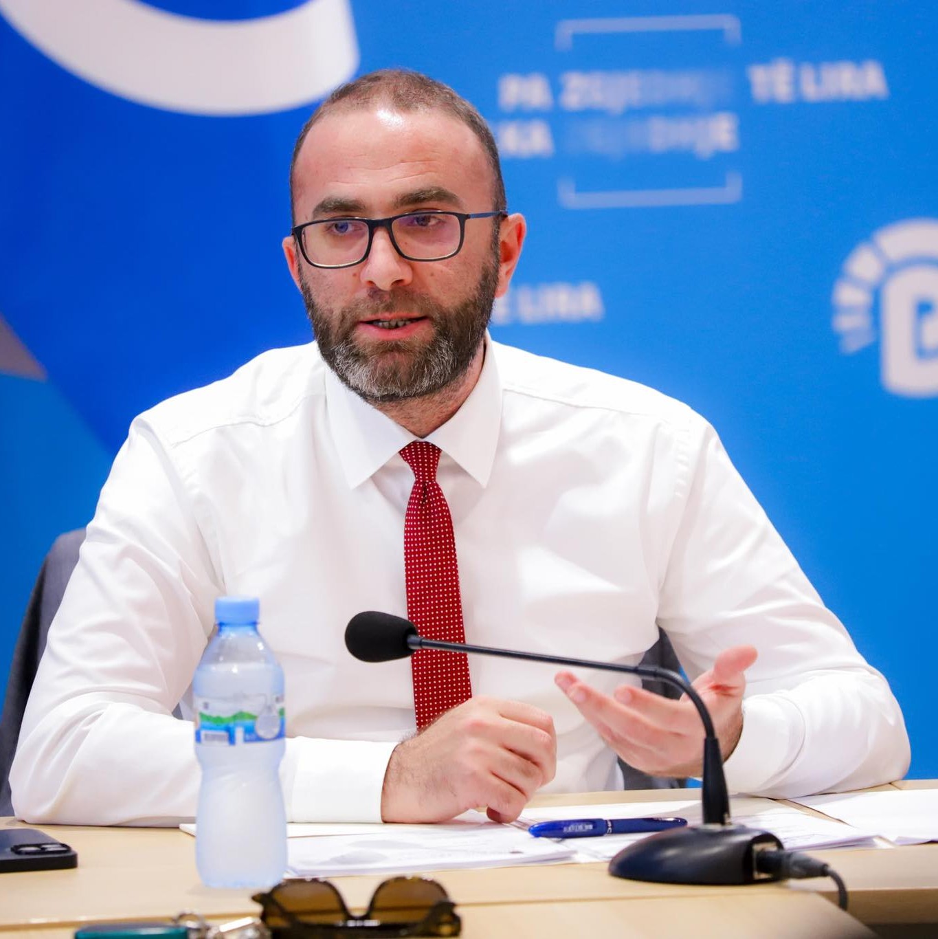 Kushtetuesja rrëzoi Kuvendin për numrin e Komisioneve  Bardhi  Europa nis aty ku mbrohet parlamentarizmi