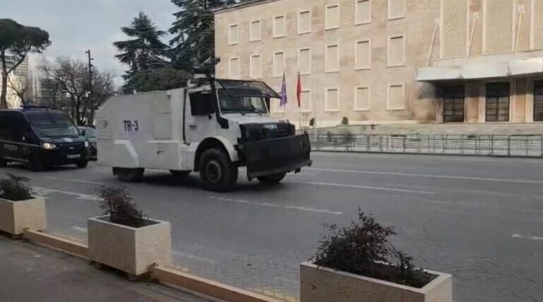 Protesta e PD-së, 1500 policë të shpërndarë në institucionet kryesore. Blindohet Kryeministria