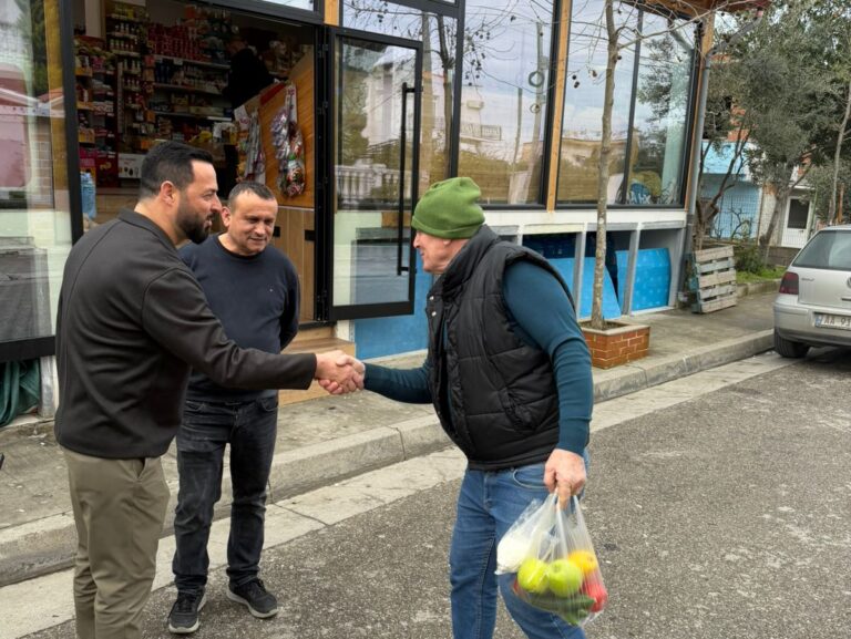 FOTO/ Deputeti i PS, Arkend Balla vijon takimet me qytetarët në Durrësin e Ri: Pranë njerëzve edhe kur nuk ka fushatë