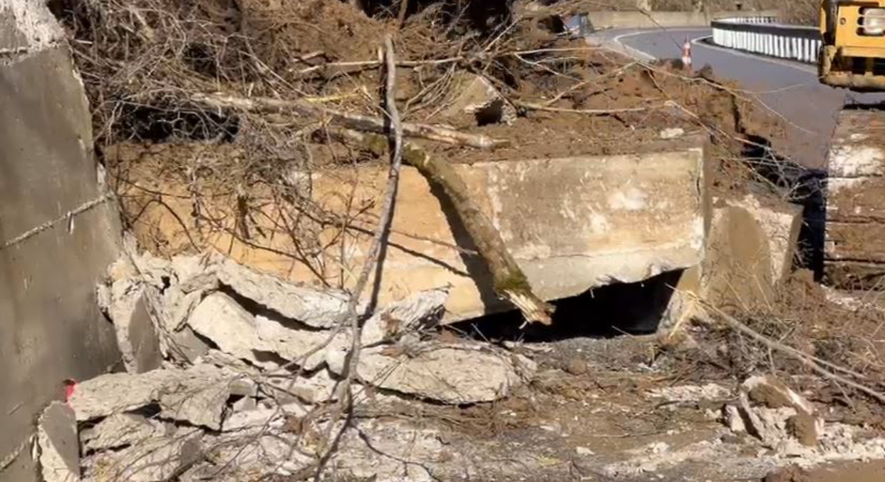 Shembet muri pritës në aksin Maliq Lozhan  bllokohet një krah i rrugës pranë urës së Qënckës