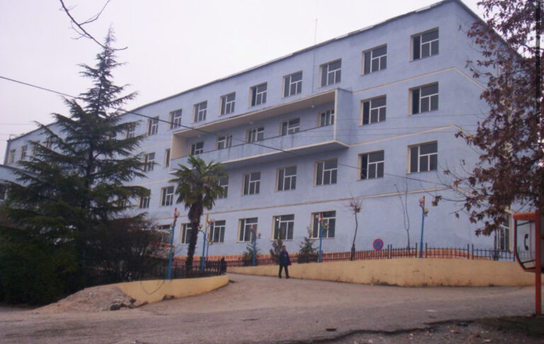 Gjendet i pajetë në përrua një burrë në Librazhd