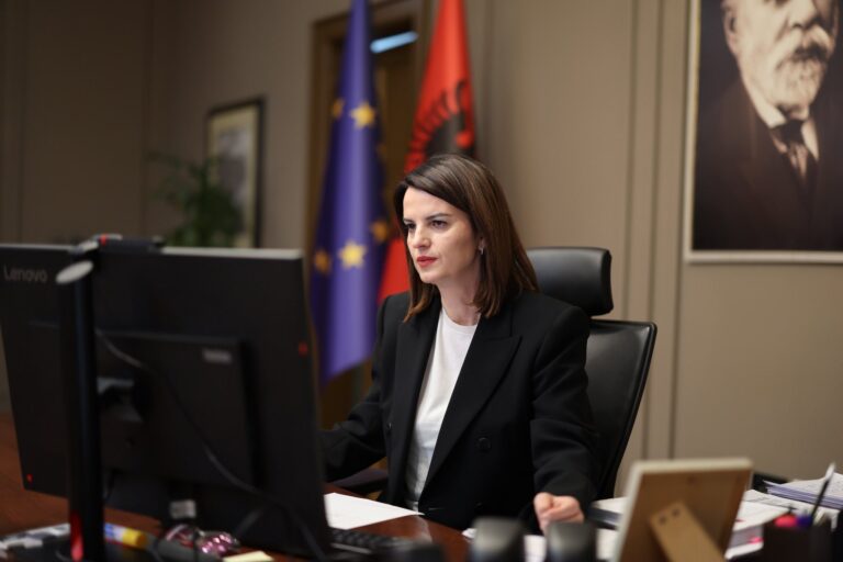 Qarkullimi i monopatinave? Ministrja Koçiu: S’ka asnjë vendim për heqjen e masës së ndalimit