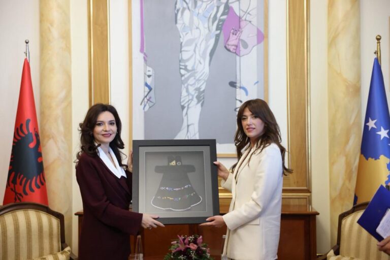Spiropali pritet nga kryeparlamentarja Haxhiu: Lufta për liri e popullit të Kosovës nuk mund të relativizohet