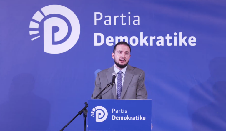 Salianji me demokratët në Fier, salla e tejmbushur: Drejtuesit si ka bërë mirë llogaritë, përralla prej 13 vitesh