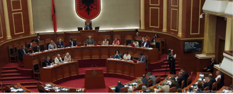 DW: 10 vjet Reformë e paprecedent e drejtësisë shqiptare, nga pastrimi në kolaps total