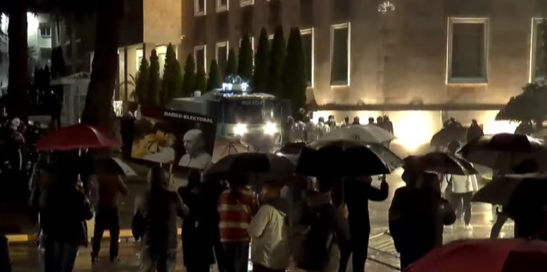 FOTO/ Kaos tek Kryeministria, përplasje mes demokratëve dhe Policisë. Tentohet çarja e rrethimit