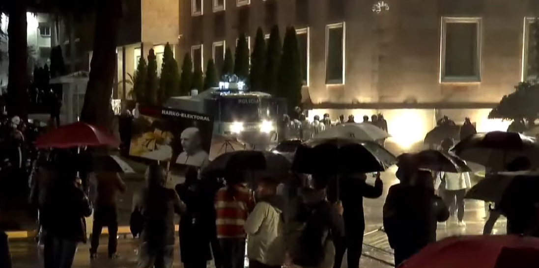 FOTO  Kaos tek Kryeministria  përplasje mes demokratëve dhe Policisë  Tentohet çarja e rrethimit