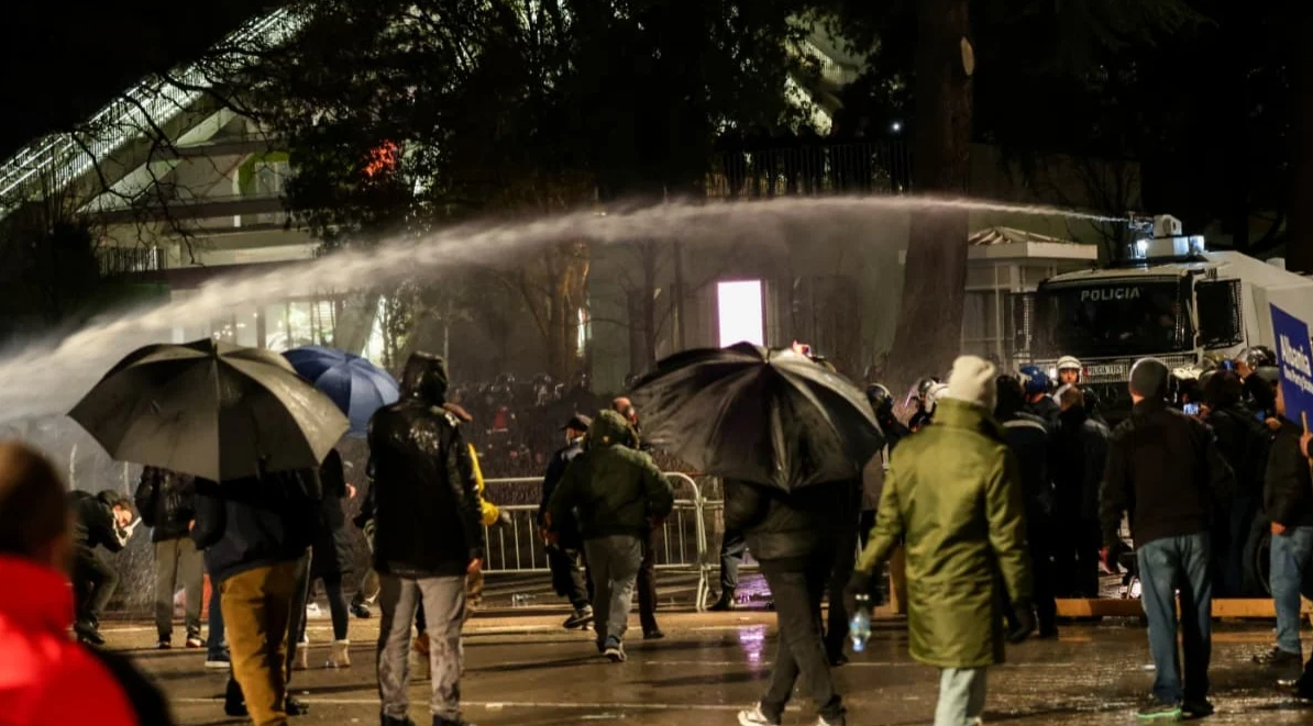 Demokratët rrethojnë Kuvendin  hedhin molotovë  Flakë  gaz lotësjellës dhe përplasje e dhunshme