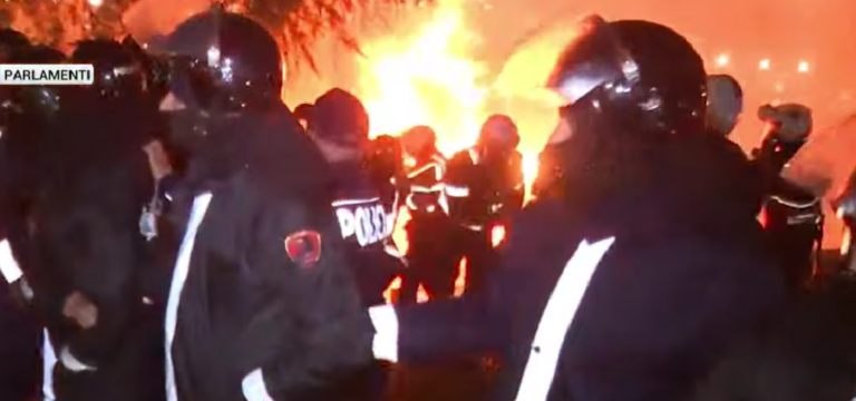 FOTO/ Flakë, gazlotsjellës dhe kaos i madh tek Kuvendi i Shqipërisë