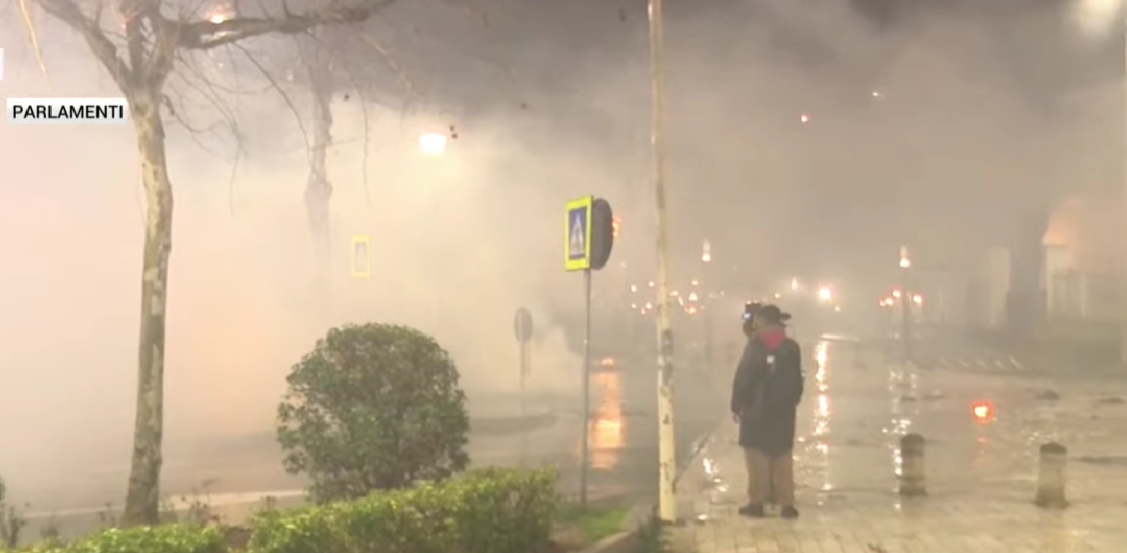 FOTO  Gaz i madh hidhet në Kuvend  Policia shpërndan protestuesit  Preken edhe gazetarët