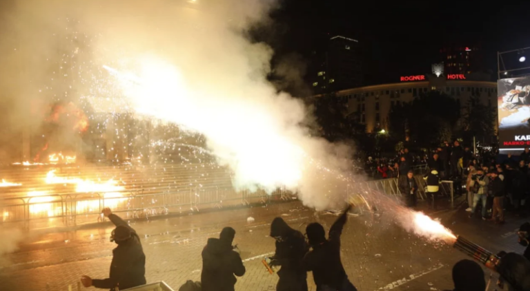 Protesta e opozitës, Policia: 16 efektivë të dëmtuar, pësuan djegie dhe dëmtime fizike