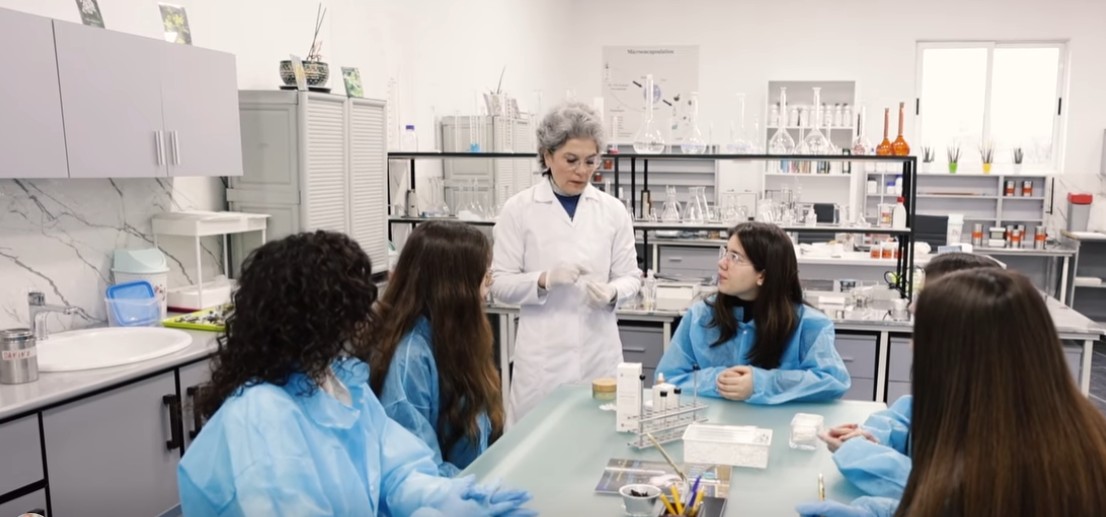 Kryeministri Rama  bekon  shkencëtaret e reja  Kur guximi i vajzave takon traditën e Elbasanit