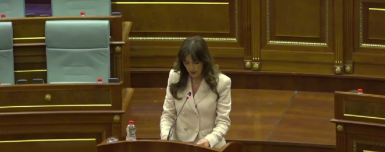 Albulena Haxhiu zgjidhet kryetare e Kuvendit të Kosovës