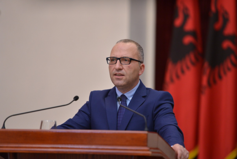 Juristi i njohur Bledar Dervishaj: Nuk shoh “asgjë të keqe” në projektligjin e propozuar nga PS