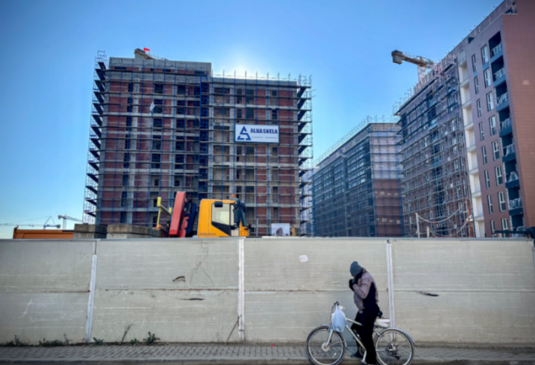 Investigimi i medias paneuropiane  Çmenduri ndërtimesh në Tiranë  kullat janë bosh kurse çmimet në qiell