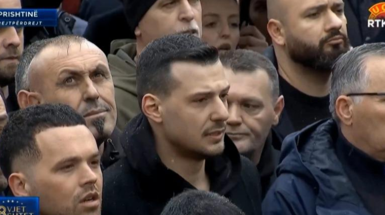 Marshimi paqësor në Prishtinë  pranë djemëve të çlirimtarëve edhe Yll Limani