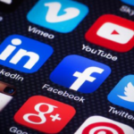 A do t’i ndalojë edhe Italia rrjetet sociale për të miturit nën 15 vjeç?