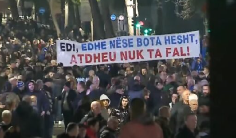 Banderola pikante nga protesta: Edi, edhe nëse bota hesht, Atdheu nuk ta fal!