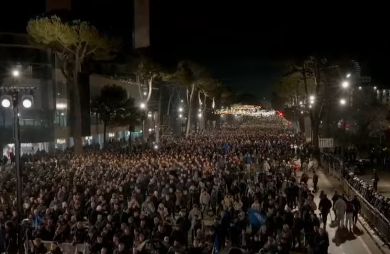 VIDEO/ Nis protesta para Kryeministrisë, PD: Në 1991 morëm në dorë guximin sepse donim të ishim të lirë