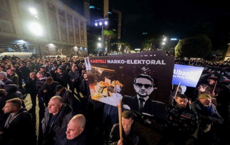 Elona Shkreli nga Shkodra: Kush asht burr apo grua i fortë të qendrojmë këtu në shesh!