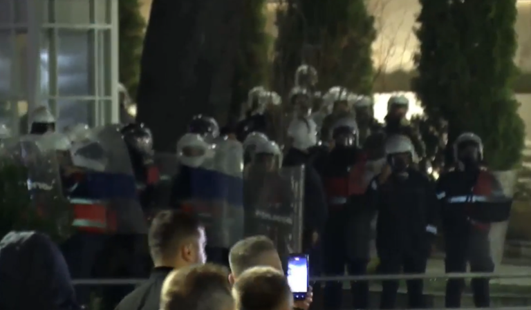 Para kryeministrisë, molotov nga protestuesit dhe uji me piper nga policia