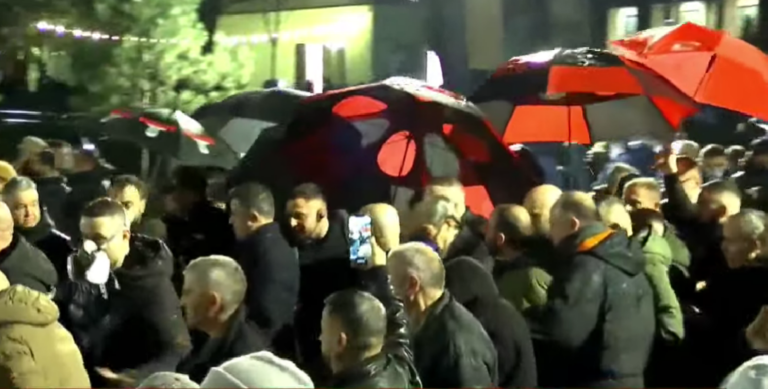 FOTO/ Berisha vë maskën në fytyrë, Policia i hedh ujë me piper