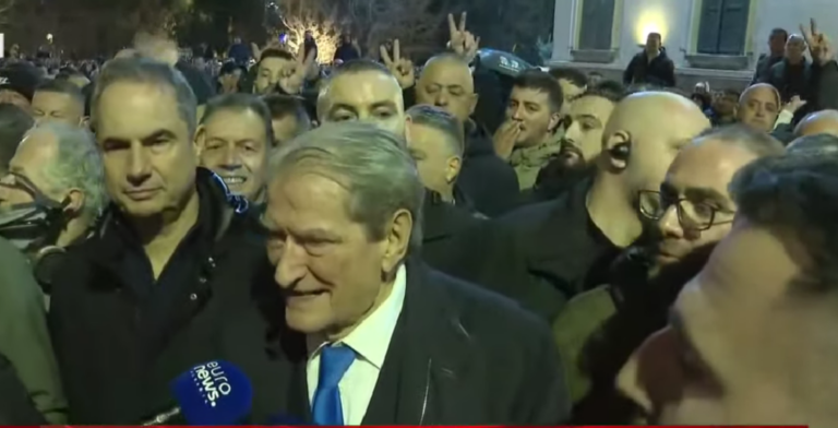 Berisha niset drejt Parlamentit: Proda dhe Bizhga do të ndëshkohen për gazin dhe ujin me piper