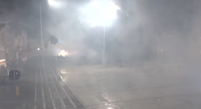 FOTO/ Flakë edhe tek Parlamenti, gaz i madh hidhet dhe ujë me piper. Po shpërndahen protestuesit