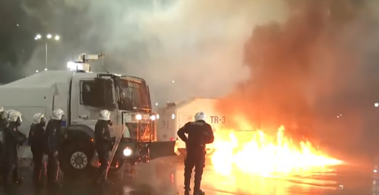 Policia hedh gaz të madh edhe tek selia blu, Berisha: Po i kalojnë vijat e kuqe