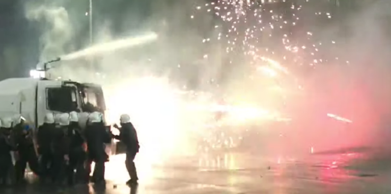 Kundërpërgjigjen protestuesit, hedhin fishekzjarre në drejtim të forcave të rendit