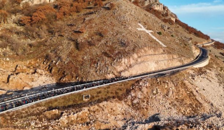 Kisha Katolike u del në krah banorëve të Baks-Rrjollit, organizon “Udhën e Kryqit”