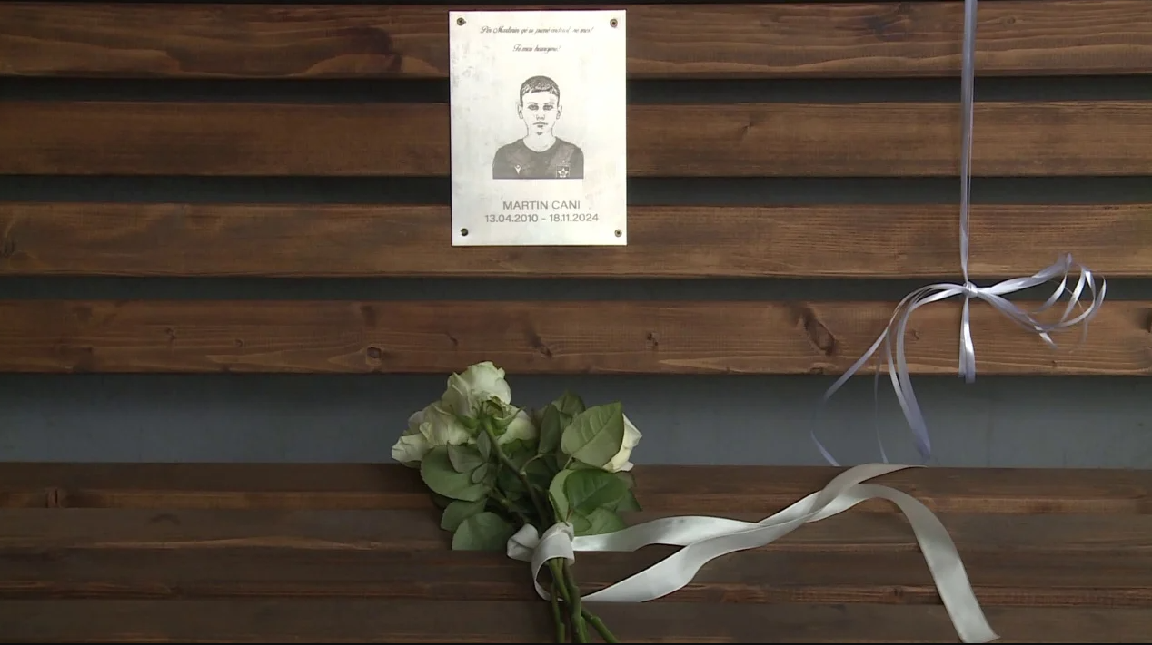 stoli-per-martinin-ne-shkollen-ku-u-vra-prinderit-perballen-me-refuzim-per-perkujtimoren-ne-fan-noli