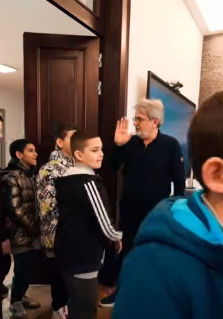 Benet Beci pret nxënësit e shkollës  Azem Hajdari  në Bashkinë Shkodër