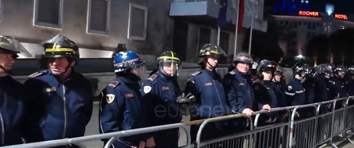 Blindohet me forca policore kryeministria dhe selia e PS