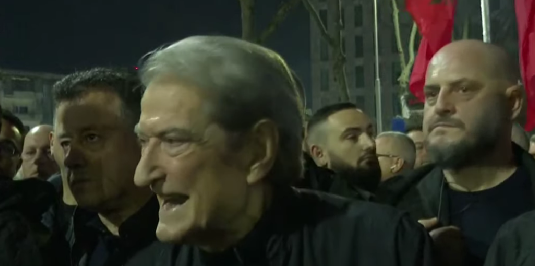 Vijon marshimi  hidhen flakadanë në koshat e plehrave  Berisha  Kemi një revoltë popullore