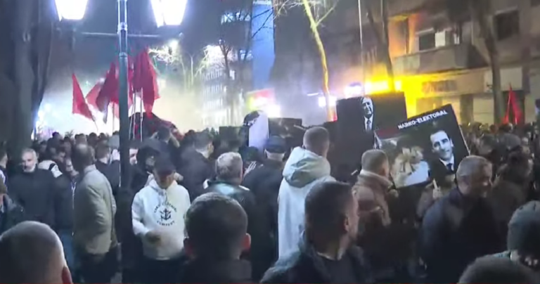 FOTO/ Policia hedh ujë me piper dhe gazlotsjellës, Bardhi: Nuk lejojnë protestuesit të vazhdojnë marshimin