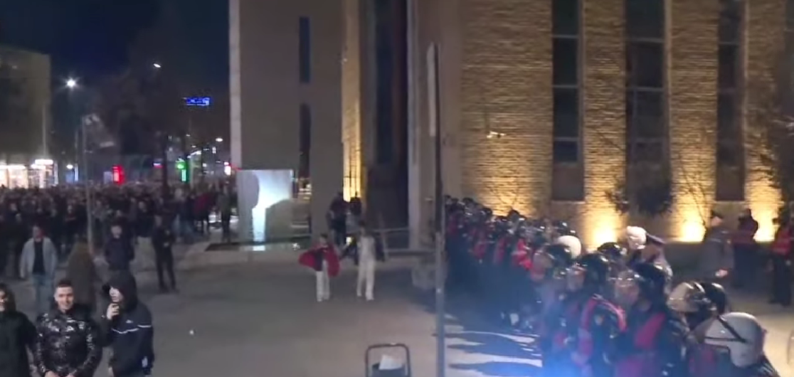 Forcat Speciale kordon bllokues tek selia e PS së  demokratët nuk ndalojnë aty