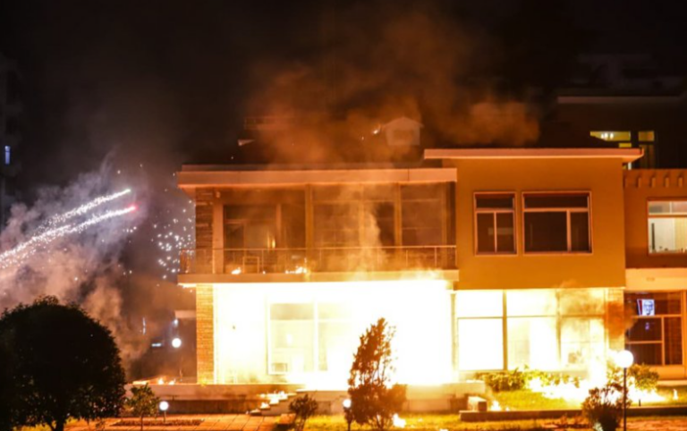 Erion Braçe kërkon arrestimin e autorëve të zjarrit mbi ish-vilën e Enverit, sot godinë e fondacionit kulturor…