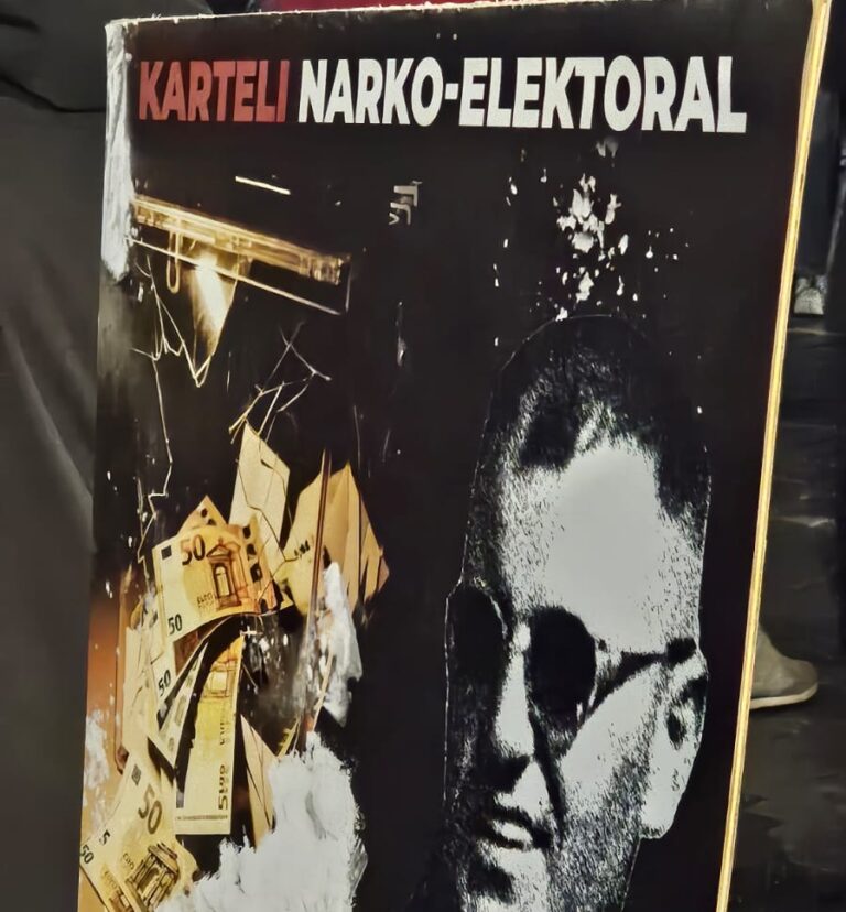 Fotolajm nga protesta, pankarta me spec dhe flamuri amerikan