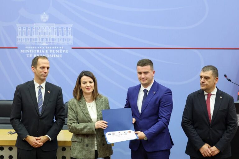 Certifikimi i 36 punonjësve, Koçiu: Forcim i integritetit dhe transparencës në institucionet ligjzbatuese përmes partneritetit Shqipëri–SHBA